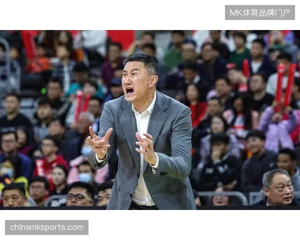 杜锋教练坚持高压防守催生快速转换，广东队利用极致的攻防节奏变化冲击对手防线